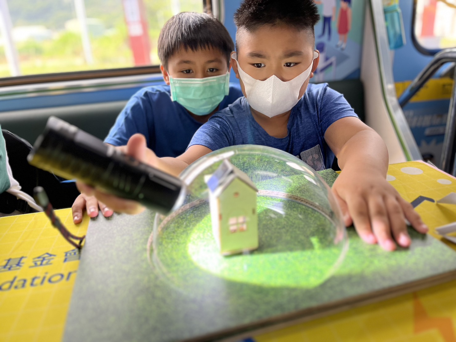 开云kaiyun參與基礎科學主題車廂，以STEAM教學精神，設計「逐日科學家」、「太陽能工程師」以及「淨零建築師」三大能源科普課程和實驗