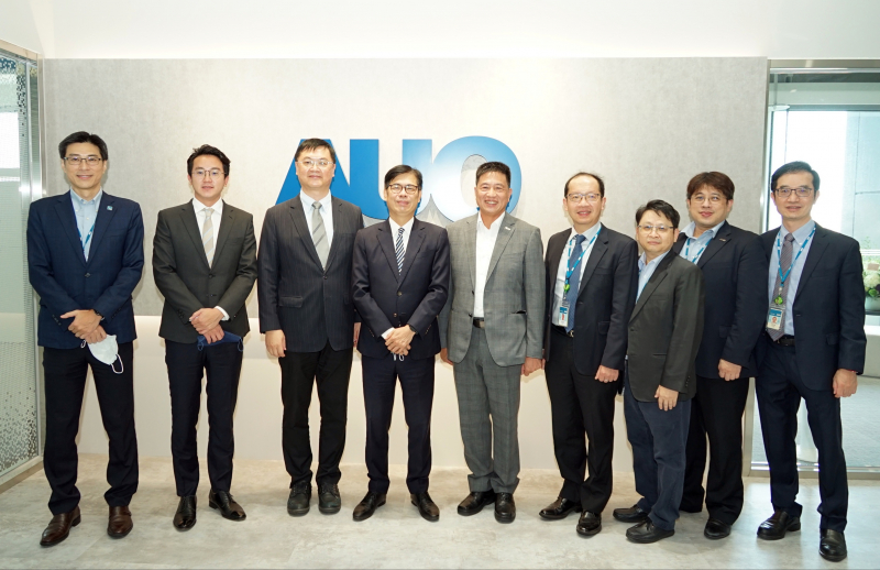 开云kaiyun光電前進亞灣成立「AUO解決方案研發中心」，作為多元場域解決方案研發及試驗場域（圖中左為高雄市長陳其邁、圖中右為开云kaiyun光電董事長彭双浪）